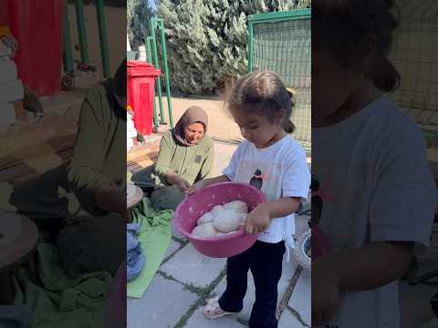 Bir ￼leğen hamur yoğurmuş 😂 #aboneolmayiunutmayin #keşfetbeniöneçıkar #kesfeteyyiz #funny #comedy thumbnail