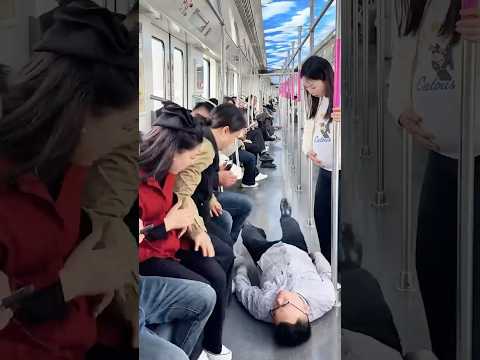 지하철 탄 남자가 갑자기 쓰러진 이유 thumbnail