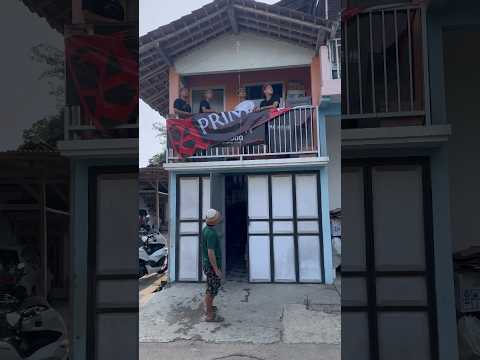 Kalian ada ga temen yang kalo orang lewat tu, suka nyiram air dari atap #shorts #lucu #kocak thumbnail
