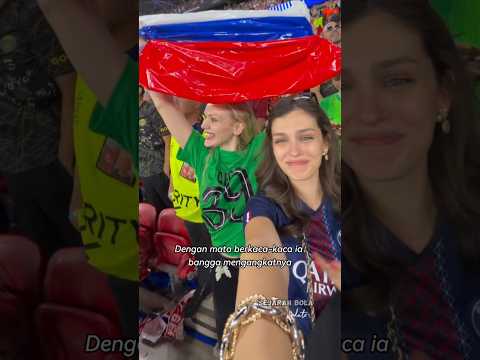 Momen istri kiper PSG buat bendera Rusia dari plastik thumbnail