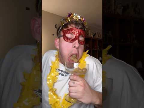 TIPOS de PERSONAS en AÑO NUEVO…🎊🥳 #comedia #humor #2026 thumbnail