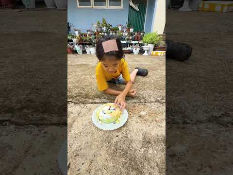 CCT - Bánh kem rơi giữa đường || The cake fell in the middle of the road. thumbnail