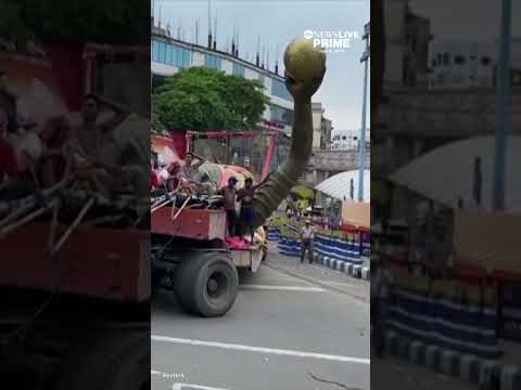 A 70-foot statue of soccer star Lionel Messi was taken down in Kolkata, India thumbnail