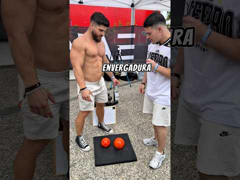 Doy 50€ al campeón del mundo de culturismo natural si levanta las bolas de dragón #parati #viral thumbnail