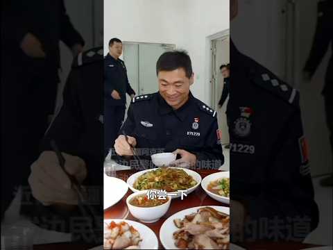 🇨🇳 戍边民警尝出家乡味落泪，父母千里送惊喜重逢 🇬🇧 Border Policeman Weeps Over Home Dish, Surprised by Parents thumbnail