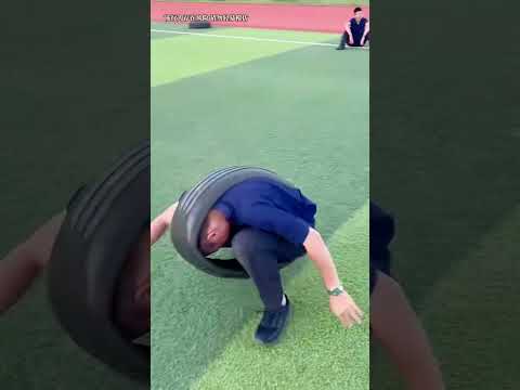 男子卡在轮胎里，顺势表演了一段“绝活”，网友：他到底要干啥？#金榜同行时# thumbnail
