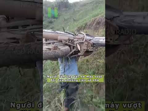 Người đàn ông vác xe máy vượt đồi đưa phương tiện về nhà thumbnail