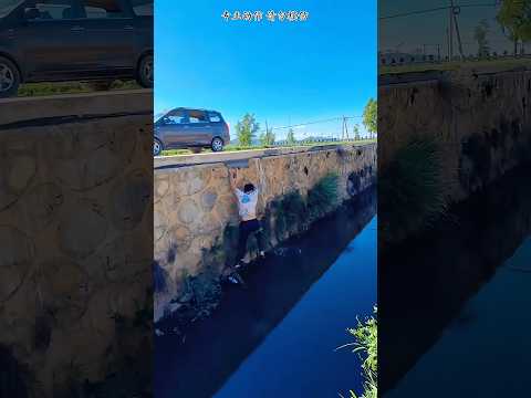 ¡¿No Podía Cruzar Este Canal… Hasta Que SU Hermano Mayor Lo Intentó?! 😱🌊🏃‍♂️ thumbnail