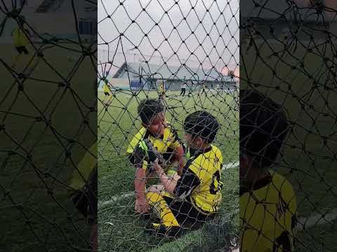 Mama Kaget Ara Lempar Teman Sepatu Sepak Bola Kakinya Digelitikin. Jgn Dibalas G Baik Temannya ??‍♀️ thumbnail