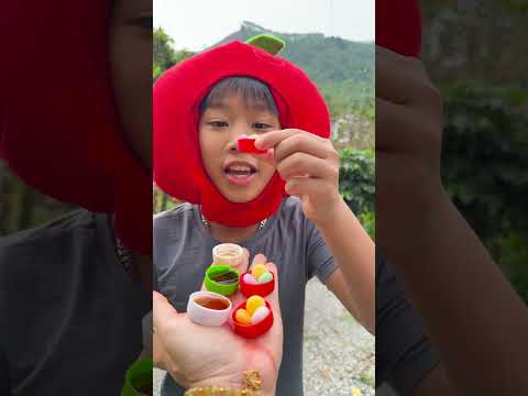 Cô bé ngoan ngoãn ăn kẹo cầu vồng và uống Coca-Cola rất ngon miệng. #vui #kẹo #thứcăn #dễthương thumbnail