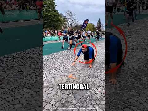 Cowok ini Gak Mau Menyerah Meski Harus Merangkak…Dan 2 Orang ini Jadi Pahlawannya! thumbnail