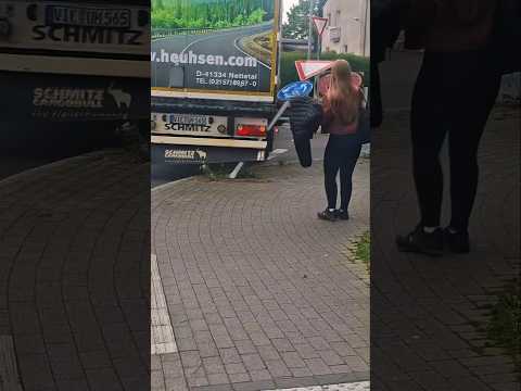 He forgot about the tail swing... ??‍♂️ gowithsuper #automobile #lkw #truckingjobs #trucker thumbnail
