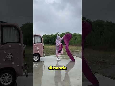 Esta Chica Pasó La Tormenta En Su Coche ? thumbnail
