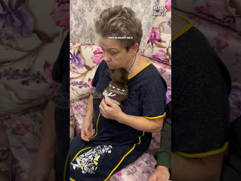 L’amitié inattendue entre cette maman et ce chiot thumbnail