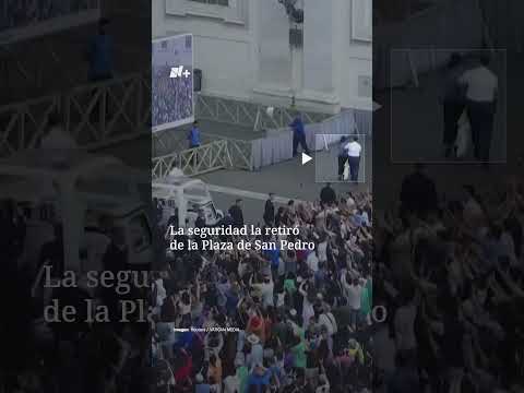 Mujer salta barrera para llegar al Papa thumbnail