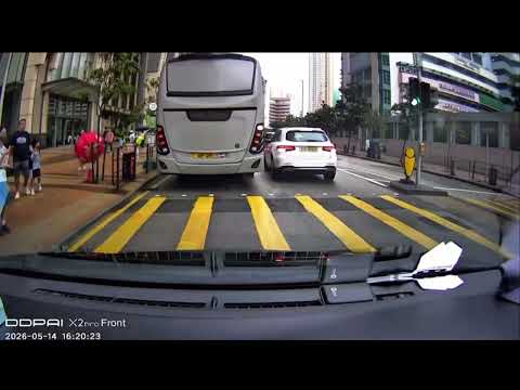車CAM直擊 - 的士狗邊有蘑菇啊？咁樣抽出去逆線衝燈 搵食大晒咩？￼ thumbnail