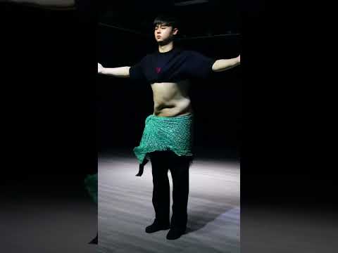 男子跳“肚皮舞”，肚子上的肉全“甩”起来了，网友：你身上的肉会跳舞？#金榜同行时# thumbnail