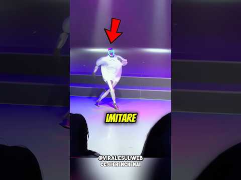 Voleva imitare MICHAEL JACKSON,ma…😅🤖 #shorts thumbnail