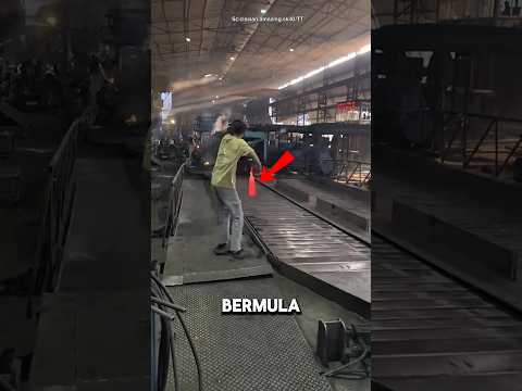 Logam cair menyembur#shortvideo #viral thumbnail