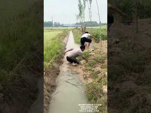 Tình bạn "cảm lạnh" bên bờ mương #memevietnam #meme #funny #haihuoc thumbnail