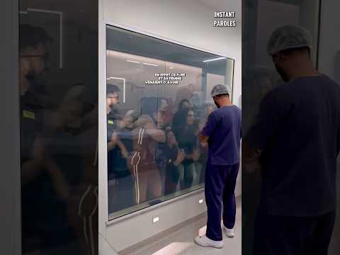 Ce père présente son enfant à toute la famille à travers la vitre thumbnail