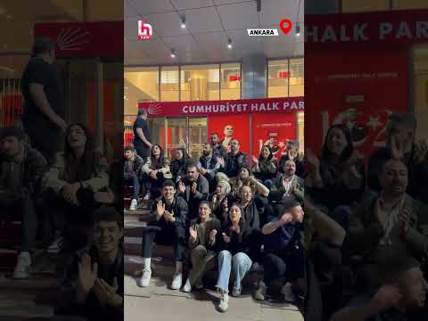 Mahşeri kalabalık CHP Genel Merkezi’nde bir araya geldi! Gençlerin coşkusu bir an bile dinmedi! thumbnail