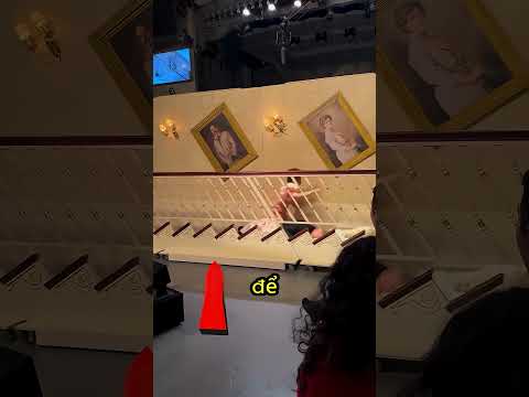 Diễn Viên Té Cầu Thang Như Thế Nào? thumbnail
