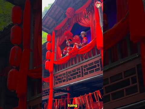 Bất ngờ khi cô dâu tung quả tú cầu chọn chồng thumbnail
