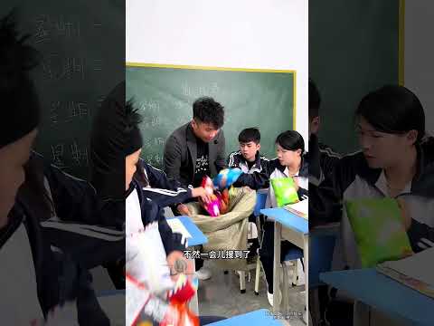 المعلم اخذ كل الطعام الزاكي اللي كان مع الطلاب وحطه في كيس كبير !! #shorts thumbnail