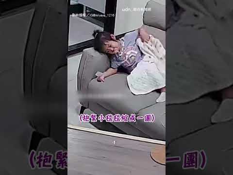 【悲從中來】媽只是出門...女兒翻她證件照委屈哭哭｜女兒｜媽媽 thumbnail