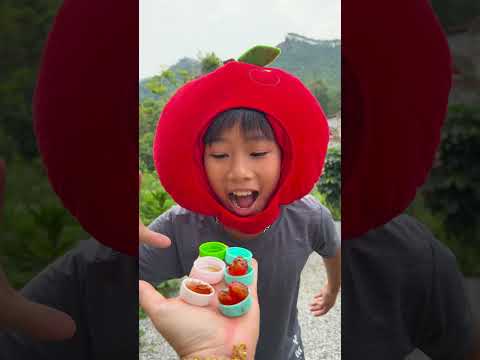 Cô bé ngoan ngoãn ăn kẹo cầu vồng và uống Coca-Cola rất ngon miệng. #vui #kẹo #thứcăn #dễthương thumbnail