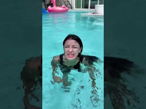 พี่โอ๊ตลําเอียงกับแฟนเดินไปมาก #funny #บักฮาโอ๊ต thumbnail