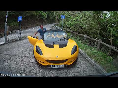 車CAM直擊 - 雙方都好身手好反應? 開篷跑車阿叔落車無拉好手掣溜前險撞車 (轉載) thumbnail