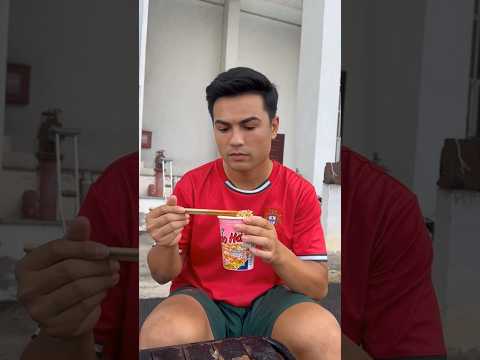 Ronaldo chose a small box of instant noodles and gave Messi a huge surprise gift #ronaldo #shorts thumbnail