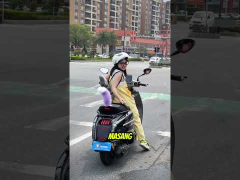 Cewek ini pasang jimat ekor rubah di motornya biar gak kena sial 😂 #shortviral thumbnail