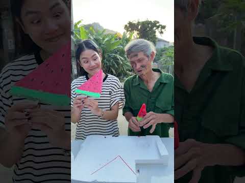 Ông nội đã chọn cây kem dưa hấu nhỏ và tặng cho cô gái một món quà bất ngờ to đùng. #shorts thumbnail