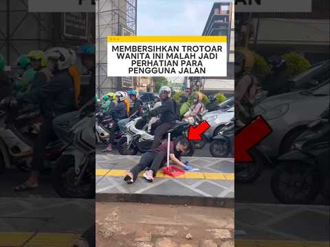 membersihkan trotoar wanita ini malah jadi perhatian para pengguna jalan ❗ #videoviral thumbnail