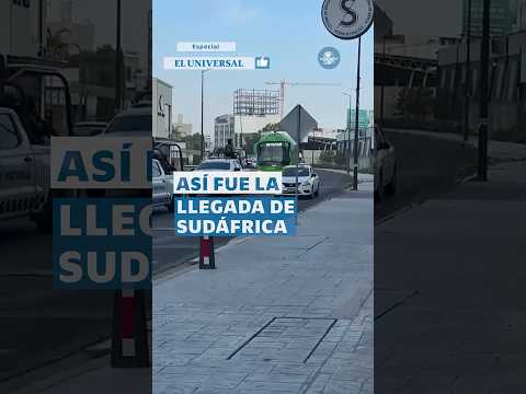 ¡Ya llegó el rival del TRI! Al ritmo de “El Son de la Negra”, Sudáfrica arriba a Pachuca #Shorts thumbnail