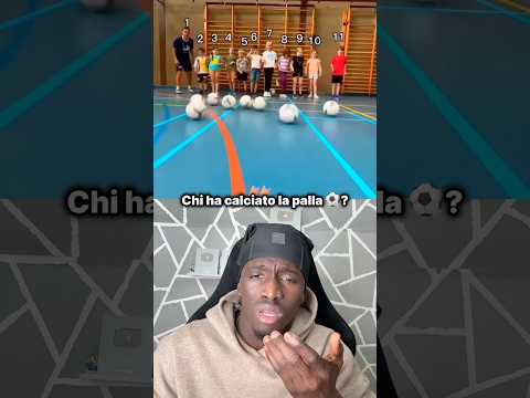 Chi ha calciato la palla ? thumbnail