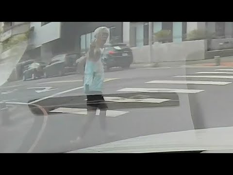 大多數的人是很有禮貌的，直到遇到.....。 thumbnail
