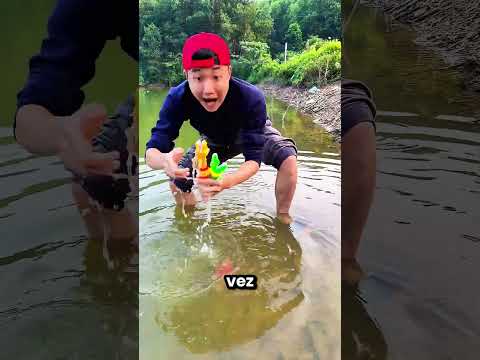 Este Chico Perdió Su Juguete En El Agua 😱🐊 thumbnail