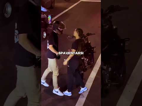 La donna coraggiosa ha dato una lezione al motociclista...? thumbnail