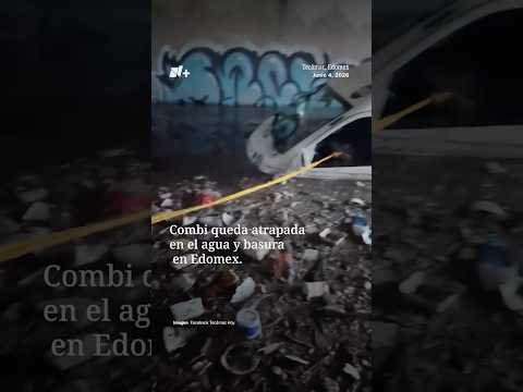 Combi queda atrapada en el agua y basura en Edomex thumbnail