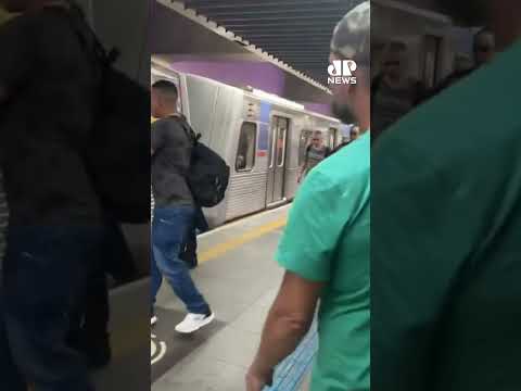 Veja momento que homem destrói vidros de trem do Metrô em SP #shorts thumbnail