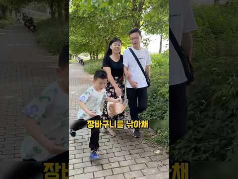 도둑이야! 부부의 장바구니를 훔쳐 달아난 꼬마 그 이유는? thumbnail