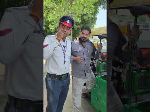 Auto में अपनी Family को ले जाने पर Uniform नहीं चाहिए? 🛺 #autodriver #drivingrules #trafficrules thumbnail