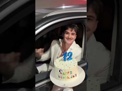 Ha compiuto 72 anni per sbaglio, invece di 27 🎂🎉 thumbnail