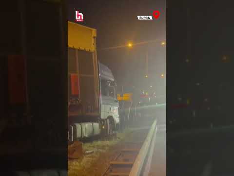 Gemlik'te korku dolu anlar! TIR makasladı, yol ulaşıma kapandı! #shorts thumbnail