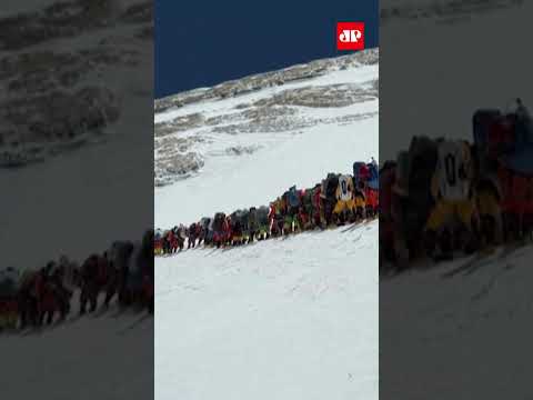 Grupo de 274 pessoas chega ao topo do Everest e quebra recorde; assista #Shorts thumbnail