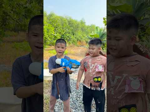Cậu bé nghèo tốt bụng giúp bạn rửa súng phun nước bị bẩn một cách sảng khoái, thú vị #shorts thumbnail